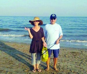 بالصورة.. سفير اليابان وزوجته ينظفان الشواطئ 2 سفير اليابان و زوجته