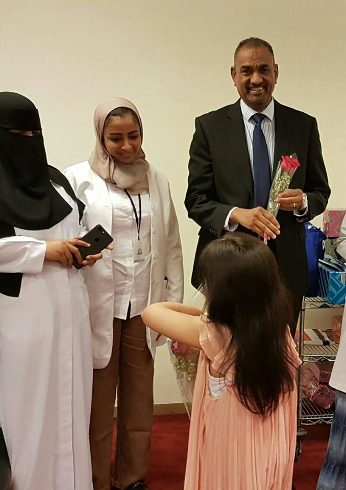 طفلة سعودية تهدي باقة ورد لطبيب سوداني بالرياض.. تعرف على السبب 2 عبد الله ابراهيم صالح درويش