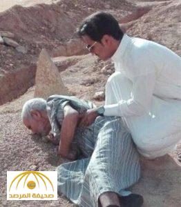 مسن يقبل قبر زوجته 