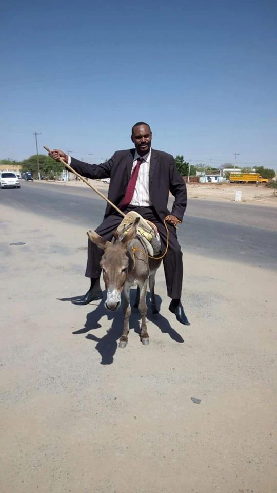 بالصور..برلماني سوداني سابق يسلم مذكرة احتجاجه على ارتفاع الأسعار وهو راكباً على ظهر حمار