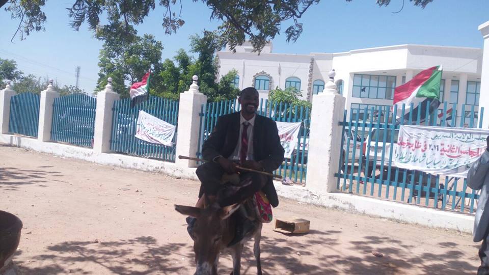 برلماني سوداني سابق يسلم مذكرة احتجاجه وهو راكباً على ظهر حمار