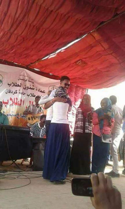 بالصور.. في ظاهرة وصفت بالدخيلة على مجتمعنا.. طالبة جامعية تصعد أعلى المسرح وتحضن الفنان عصمت بكري وسياط النقد تطال الفنان والفتاة