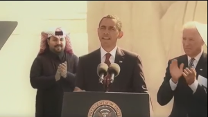 بالصورة.. ماذا يفعل هذا الشاب السعودي خلف أوباما؟ 2 باراك اوباما