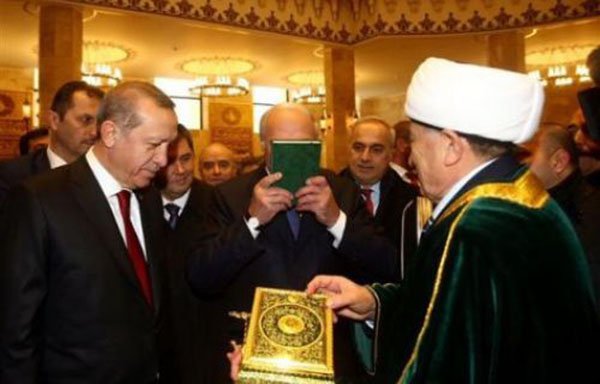 انتقادات حادة للرئيس البيلاروسي بسبب تقبيله للمصحف برفقة أردوغان.. وهكذا ردَّ على القصة 1 77