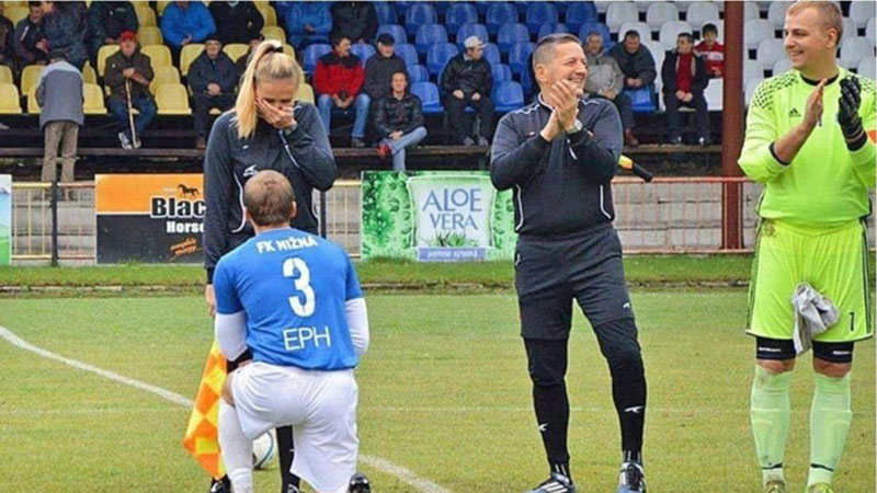 لاعب يطلب الزواج من حكم المباراة 1 image