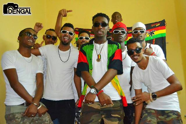 العازف السوداني"نيجيري" والفنانة نون يجعلون الطلاب السودانيين بماليزيا يهتزون طرباً وينتشون فرحاً 2 العازف نيجيري ومعجبيه