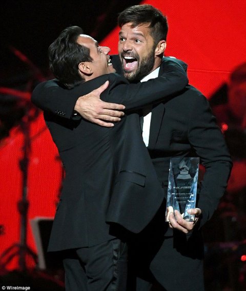 ريكى مارتن يظهر بخاتم خطبته من الفنان السورى الأصل "جوان يوسف" 1 ريكي مارتن