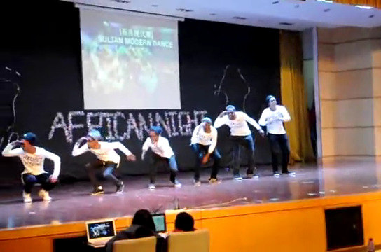 طلاب سودانيين في الصين يقدمون موسيقى ورقص"الزنق" في ليلة افريقيا.. فيديو 1 زنق