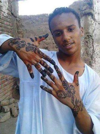 صورة شاب ينقش الحناء السودانية
