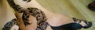 شاهد بالصورة: نيولوك من طراز مختلف.. مطربة شابة تظهر بأزياء خليعة وتشعل منصات التواصل الإجتماعي 11 الحنة السودانية2