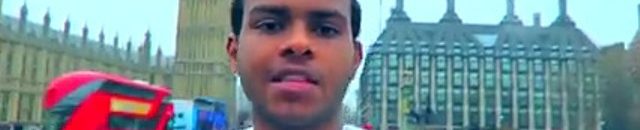 شاب يتجول بالجلابية السودانية في شوارع لندن وشهود عيان: لاول مرة نشاهد مثل هذا.. فيديو 11 موحي