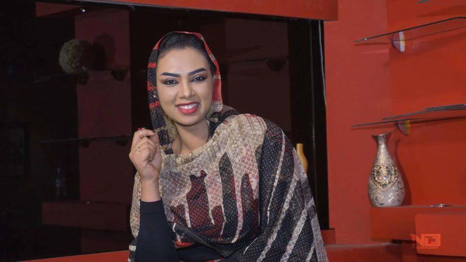 شاهد بالصور.. شجار وعراك "ضاحك" بــ"البونية" داخل استوديوهات النيل الأزرق بين المذيع أحمد الهادي والمذيعة الريان الظاهر 1 15965437 710850879077081 4171997830378995013 n