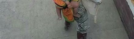 بالصور.. لقطات مؤثرة لأب يحمل ابنه خلال عمله الشاق يوميا 12 444