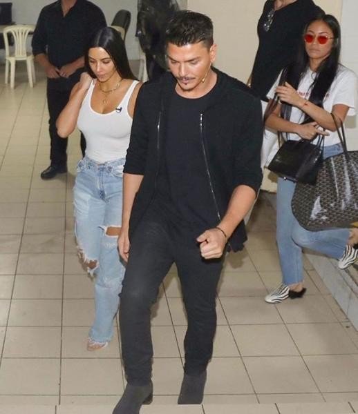 بالصورة: كيم كاردشيان تتسوق بدون ماكياج وببنطلون ممزق في دبي 2 45454