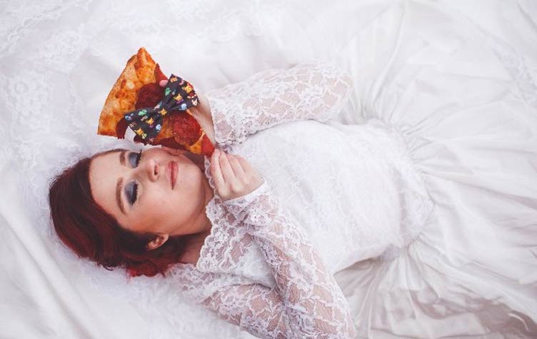 بالصور: فتاة أمريكية تتزوج من البيتزا 4 9889