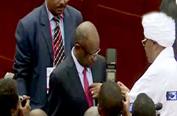 رئيس الجمهورية يمنح مدير الأمن نجمة الإنجاز العسكري 1 البشير عطا