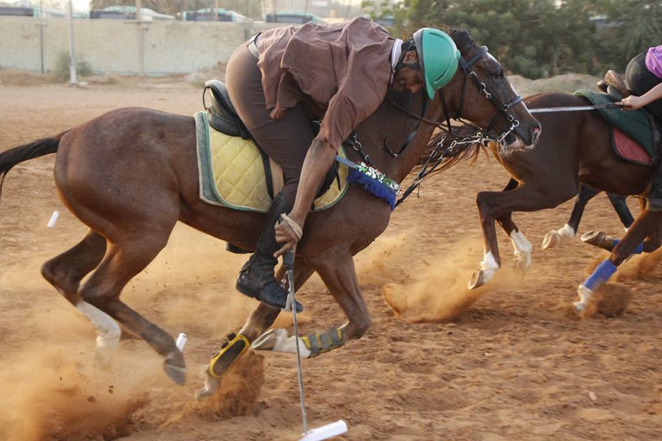 صور مساعد رئيس الجمهورية يجري تمارين إلتقاط الاوتاد 2 اوتاد1