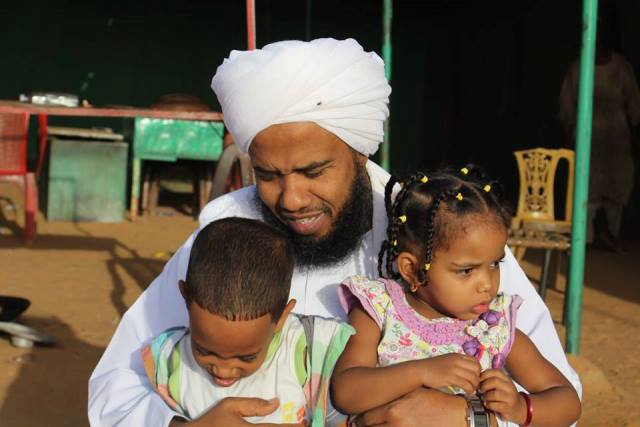 علقت في يد ولدي (كموناً) أسود فهل يجوز؟ 1 عبد الحي1