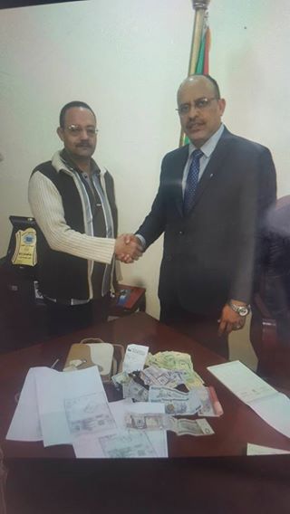 القنصل بسفارة السودان بالقاهرة يشيد بأمانة سائق تاكسي مصري.. من يعرف صاحبة الحقيبة؟ 1 قنصل