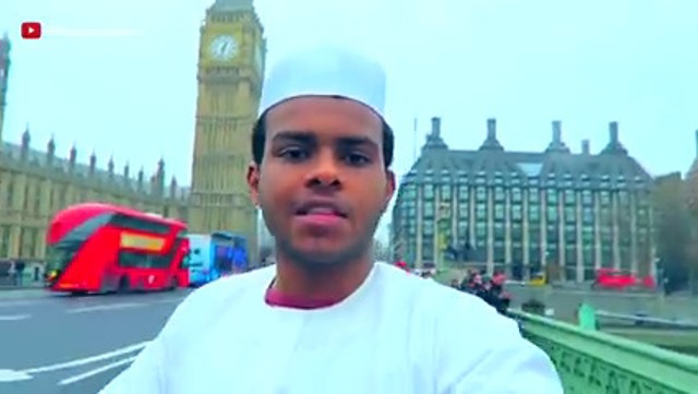 شاب يتجول بالجلابية السودانية في شوارع لندن وشهود عيان: لاول مرة نشاهد مثل هذا.. فيديو 1 موحي