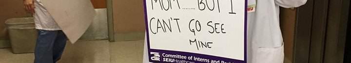 طبيب سوداني بأمريكا يرفع لافتة: "أعتني بوالدتك.. لكني لا يمكنني رؤية والدتي" 11 مازن خالد