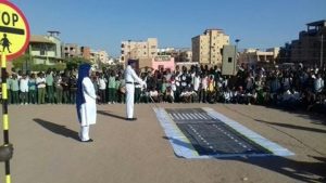 بالصور .. ﺍﻟﻤﺮﻭﺭ ﺗﻮﺍﺻﻞ ﻭﺿﻊ ﻋﻼﻣﺎﺕ ﺍﻟﻤﺸﺎﺓ ﺃﻣﺎﻡ ﺍﻟﻤﺪﺍﺭﺱ ﻭﺗﺨﺼﺺ ﻣﺘﻄﻮﻋﻴﻦ ﻟﻤﺴﺎﻋﺪﺓ ﺍﻟﻄﻼﺏ 3 16468965 10208225797342533 216244473 n