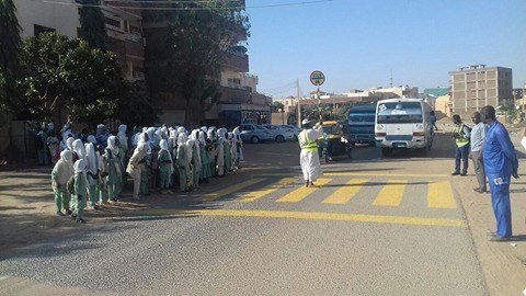 بالصور .. ﺍﻟﻤﺮﻭﺭ ﺗﻮﺍﺻﻞ ﻭﺿﻊ ﻋﻼﻣﺎﺕ ﺍﻟﻤﺸﺎﺓ ﺃﻣﺎﻡ ﺍﻟﻤﺪﺍﺭﺱ ﻭﺗﺨﺼﺺ ﻣﺘﻄﻮﻋﻴﻦ ﻟﻤﺴﺎﻋﺪﺓ ﺍﻟﻄﻼﺏ 1 16469057 10208225797062526 819623986 n