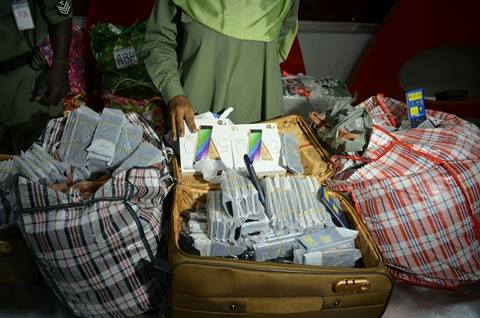 بالصور .. ﺷﺮﻃﺔ ﺟﻤﺎﺭﻙ ﻣﻄﺎﺭ ﺍﻟﺨﺮﻃﻮﻡ ﺗﻀﺒﻂ (1000) ﺟﻬﺎﺯ ﻣﻮﺑﺎﻳﻞ مهربة 1 16507446 10208264841078602 1124967985 n