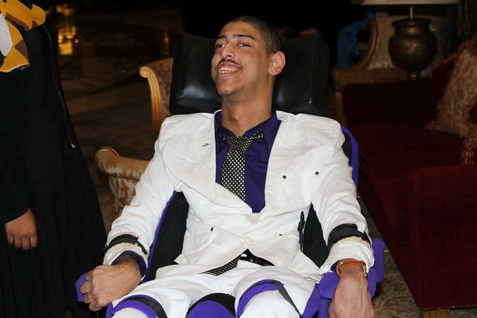 بالصور.. تعرف على قصة الشاب السوداني "باسل ملك الحب" الحاصل على شهادة غينيس والذي تحول لمعاق نتيجة خطأ طبي 2 16681971 1288297987921495 2016536389469947818 n