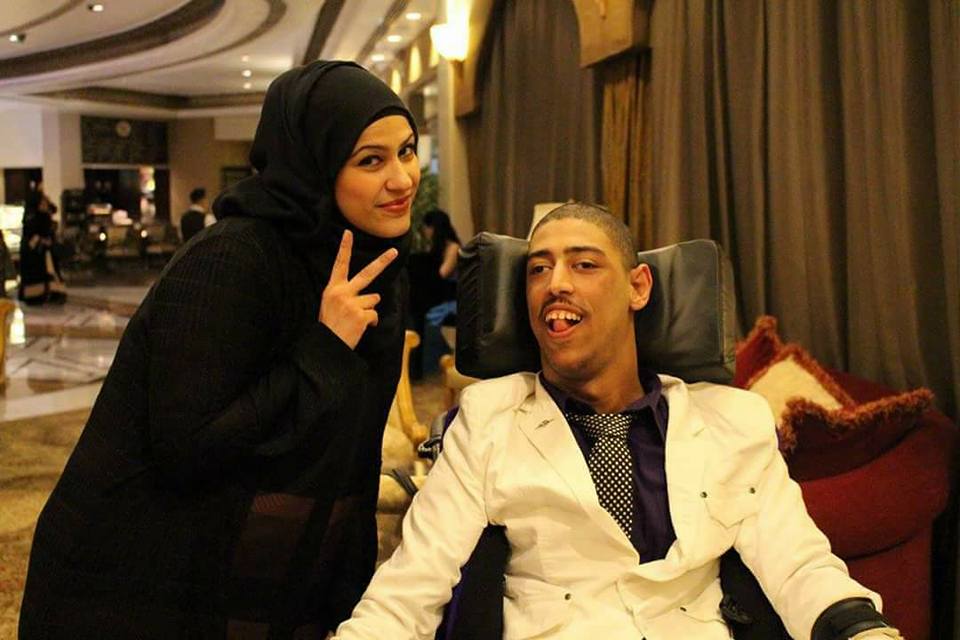 بالصور.. تعرف على قصة الشاب السوداني "باسل ملك الحب" الحاصل على شهادة غينيس والذي تحول لمعاق نتيجة خطأ طبي 1 16832404 1288298297921464 4098633170621286484 n