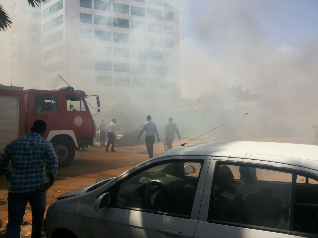 بالصور ﺍﻟﺪﻓﺎﻉ ﺍﻟﻤﺪﻧﻲ ﻳﺤﻮﻝ ﺩﻭﻥ ﺗﻤﺪﺩ ﺣﺮﻳﻖ ﻟﺸﺮﻛﺔ ﺯﻳﻦ ﻭﺑﻨﻚ ﺍﻟﺴﻮﺩﺍﻥ ﺍﻟﻤﺮﻛﺰﻱ 2 WhatsApp Image 2017 02 01 at 9.16.39 PM