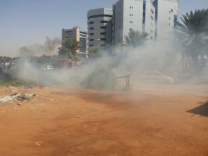 بالصور ﺍﻟﺪﻓﺎﻉ ﺍﻟﻤﺪﻧﻲ ﻳﺤﻮﻝ ﺩﻭﻥ ﺗﻤﺪﺩ ﺣﺮﻳﻖ ﻟﺸﺮﻛﺔ ﺯﻳﻦ ﻭﺑﻨﻚ ﺍﻟﺴﻮﺩﺍﻥ ﺍﻟﻤﺮﻛﺰﻱ 3 WhatsApp Image 2017 02 01 at 9.16.51 PM