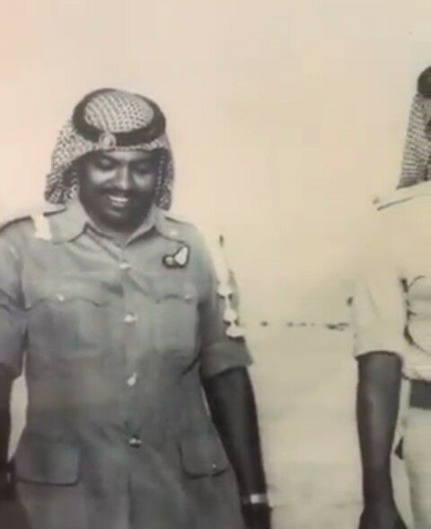 صورة الرئيس السوداني بالزي العسكري الاماراتي تحصد اعجابات هائلة والبشير يقول: دي ايام الشباب 1 البشير ابوظبي