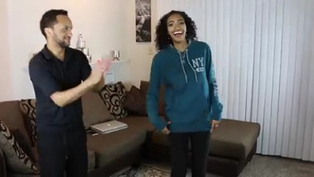 فتاة سودانية تبدع في الرقص على موسيقى خمسة اغاني اثيوبية.. فيديو 1 رقص اثيوبي