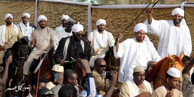 الرئيس السوداني يشهد عقد قرآن مساعده "عبد الرحمن الصادق المهدي".. صور 2 زواج