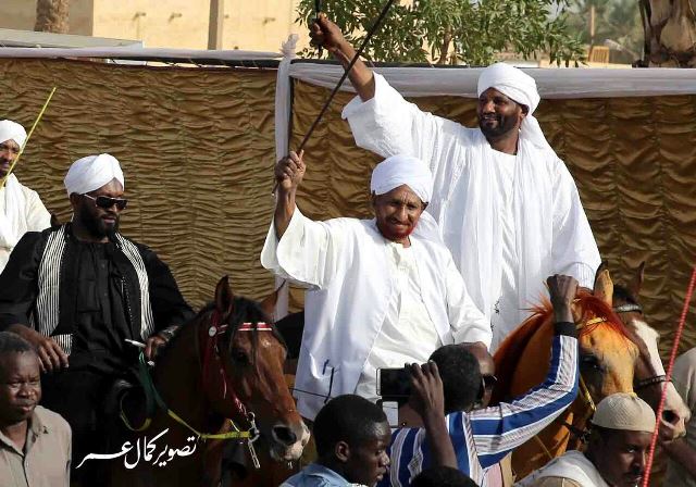 الرئيس السوداني يشهد عقد قرآن مساعده "عبد الرحمن الصادق المهدي".. صور 3 زواج2