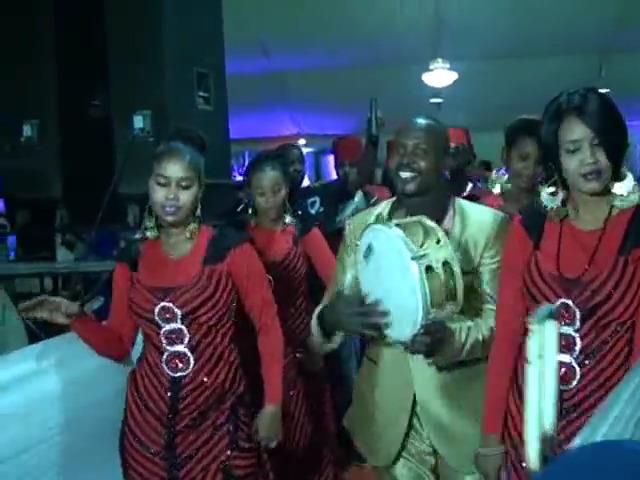 فرقة زفة سودانية تاكل الجو وتشعل حفلات الزواج في السودان برقصات استعراضية مبهجة.. فيديو 1 قسوم طار