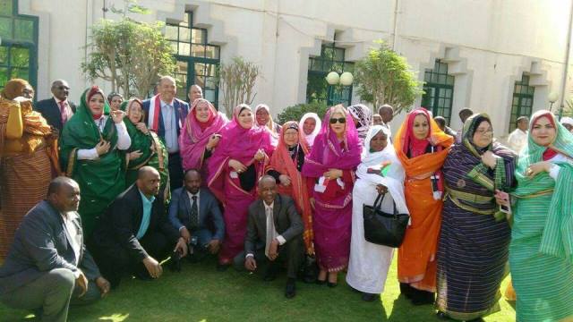 في الصور، مصريات يرتدين الثياب السودانية ولسان حال الجميع.. (السودان ومصر، شعب واحد، نيل واحد) 1 مايسة عطوة