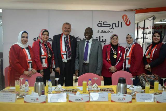 في الصور، مصريات يرتدين الثياب السودانية ولسان حال الجميع.. (السودان ومصر، شعب واحد، نيل واحد) 4 مايسة عطوة3