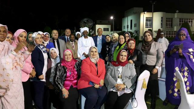 في الصور، مصريات يرتدين الثياب السودانية ولسان حال الجميع.. (السودان ومصر، شعب واحد، نيل واحد) 5 مايسة عطوة4