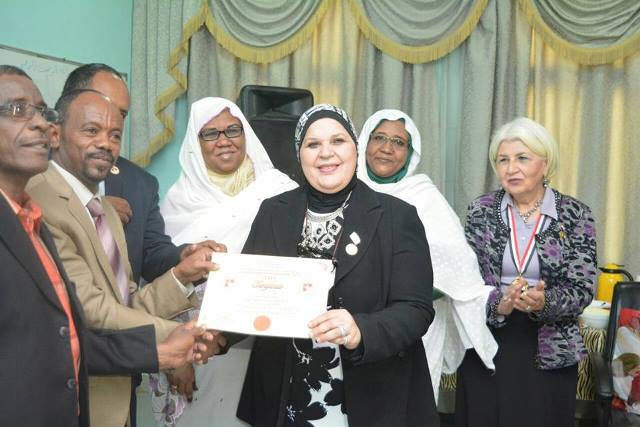 في الصور، مصريات يرتدين الثياب السودانية ولسان حال الجميع.. (السودان ومصر، شعب واحد، نيل واحد) 6 مايسة عطوة5