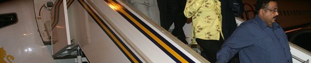 مشاهد مُؤلمة لدى وصول الأسرى بمطار الخرطوم 10 اسرى