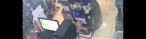 كاميرات المراقبة ترصد لص مسلح ينهب صيدلية في الخرطوم .. فيديو 12 نهب صيدلية