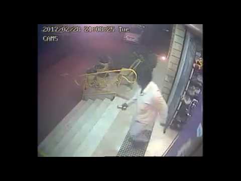 الامارات...لص المحلات التجارية يخفي المسروقات في حفرة بالصحراء 1 12851266