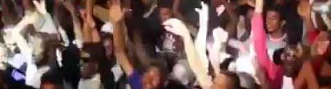 شاهد الفيديو.. شعب يتناسى أوجاعه بالرقص..سودانيون يرقصون بشكل هستيري فور سماعهم موسيقى "الزنق" داخل سوق أم درمان وأمام حملة للتطعيم من (كورونا) 10 12853327