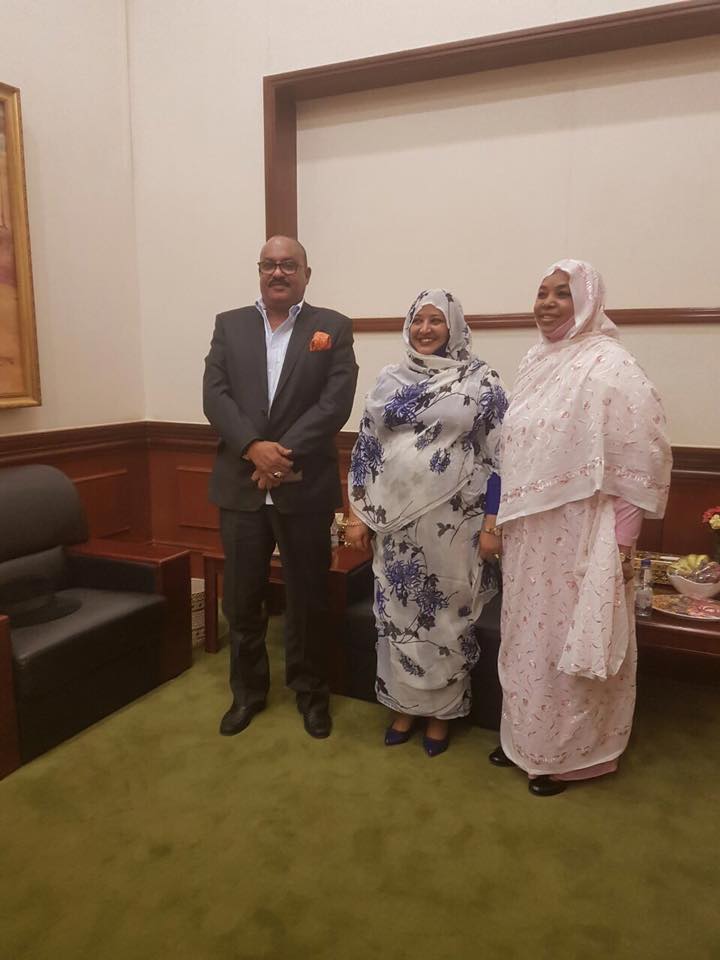 بالصور.. في اجتماع شهده القصر الجمهوري: الكاردينال يجتمع بالسيدة الأولي ويعلن عن تبرعه ببناء الطابق الأول لمستشفى سرطان الثدي 2 17425029 626708780863685 7329089848576098309 n