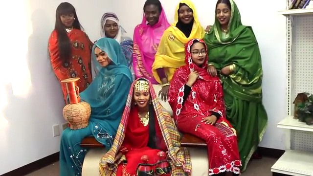 على انغام ﺟﻨﺎﻱ ﺍﻟﺒﺮﻳﺪﻭ ﻭﺍﺣﻀﺮ ﺟﺪﻳﺪﻭ، فتيات يمثلن طقوس جرتق العروس.. فيديو 1 ثقافة