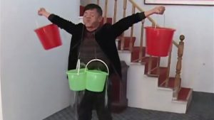 بالصورة .. رجل بقدرات "خارقة"... يرفع 10 كيلوغرامات بواسطة جفنيه! 2 رجل