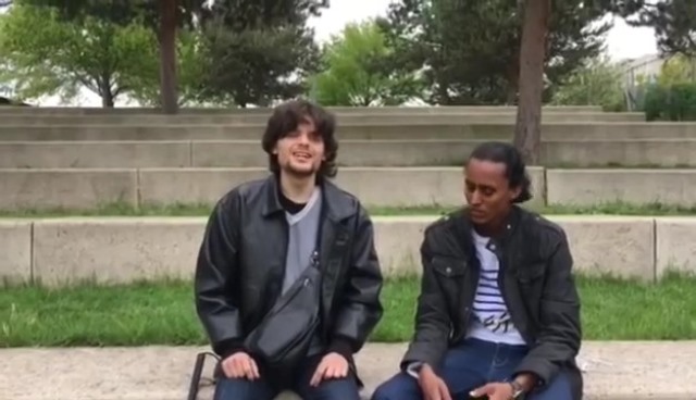 فرنسي يتكلم اللهجة السودانية ولغة (الراندوك) يقول: (أنا بحب السودان ،بلد سمحة شديد وناس طيبين).. فيديو 1 فرنسي