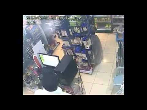 كاميرات المراقبة ترصد لص مسلح ينهب صيدلية في الخرطوم .. فيديو 1 نهب صيدلية